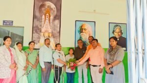 खलारी गांव  के होनहार बेटी खुशबू  जाएगी  नवोदय  में  पढ़ने ।