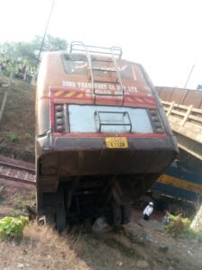 बस  अनियंत्रित होकर पुल के नीचे रेलवे ट्रैक के पास  गिरी , कोई हताहत नहीं ,बड़ा हादसा टला ।