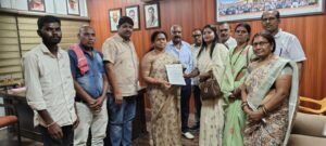 रतिराम कोसमा  के नेतृत्व में प्रतिनिधिमंडल ने  फुलों देवी नेताम से मुलाकात कर नगर में केंद्रीय विद्यालय शुरुआत करने के लिए सौंपा ज्ञापन।