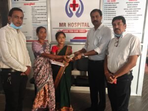 विश्व हिंदू परिषद ने कुत्ते के काटने से घायल हुए बच्चे के इलाज के लिए परिजन को सौंपे ₹145000.00 की  राशि ।