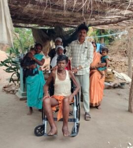 तुलेश्वर हिचामी   की संवेदनशीलता आई सामने ग्रामीण सूरज राम गावड़े  को मिला व्हीलचेयर  ।