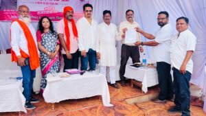बारहमासी नाले की सफाई के लिए जन समस्या निवारण शिविर में   राकेश द्विवेदी ने दिया आवेदन ।