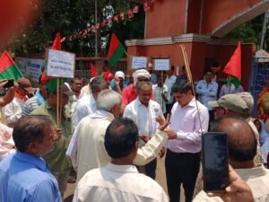 डीजल संकट से राजहरा खदान समूह प्रभावित, ठेका कर्मी  हुए बेरोजगार हस्तक्षेप के लिए छत्तीसगढ़ माइंस श्रमिक संघ ने सौंपा ज्ञापन ।