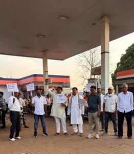 पेट्रोल-डीजल की किल्लत और महंगाई के खिलाफ कांग्रेस का हल्लाबोल: केंद्र सरकार से कीमतें वापस लेने की मांग ।